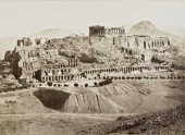 AM FUSSE DER AKROPOLIS