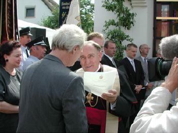 der_Ältere Angerer: Erlioeserkapelle - S.E. Bischof Manfred M?ller ?berreicht die Urkunde an Angerer der ?ltere