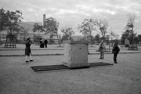 Steine_ohne_Grenzen /_Kaltenbach_Fohrer: Michael Kos - sterreich - Berlin-Box - Sandstein Granit -Schriftzeichen