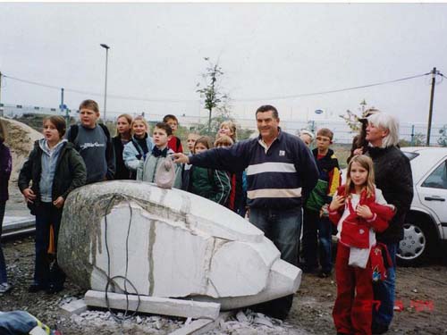 Steine_ohne_Grenzen /_Kaltenbach_Fohrer: Schulklasse zu Besuch beim Projekt