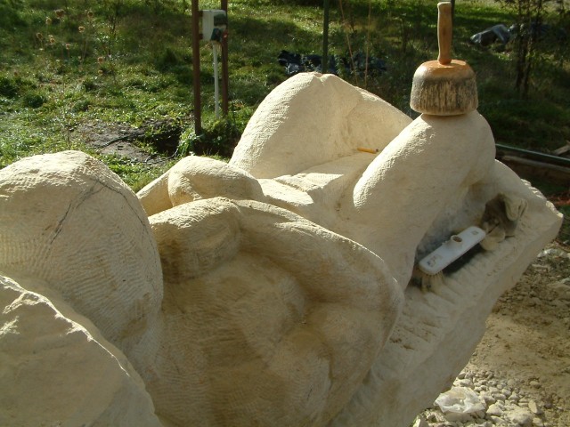 Steine_ohne_Grenzen /_Kaltenbach_Fohrer: Peter Schnaak toter Ritter in Arbeit auf dem Knstlerhof Buch