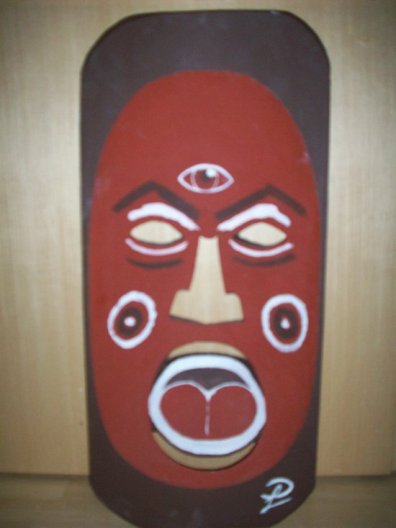 Patrick Leopold: SchallenmaskeSchallenmaske in Weymutskiefer, mit Acrylfarben bemalt und signiert, 79cm x 35,5cm x 12cm 