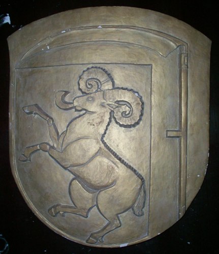 Patrick Leopold: Wappen der Gemeinde BurghaunGipsguss 52cm x 44cm x 3-5 cm, in Wei, farbig Gefasst oder mit Bronzepatina