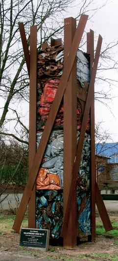 JÁNOS_ NÁDASDY:  WALDFRIEDEN 2000 (dritte Version) ,  2001Autoschrott, Cor-ten Stahl, 400x70x770cm (Auf dem Hof des Hannover-Kollegs Abendgymnasiaum in Hannover 