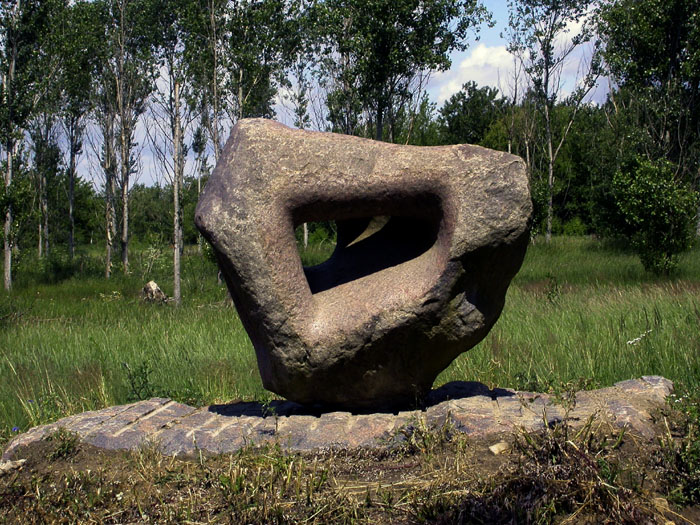 a Kaltenbach: groer Lichtraum, Granit 1.80m x 2.00m x 1.20m, 2001