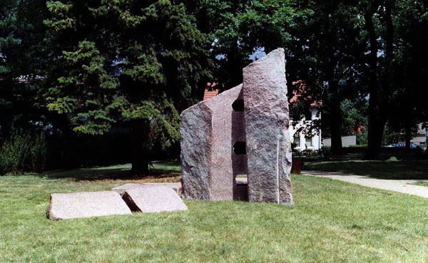 a Kaltenbach: Tor Brck,  Balmoral Granit Standort Stadtpark Brck (Teilansicht) 2004