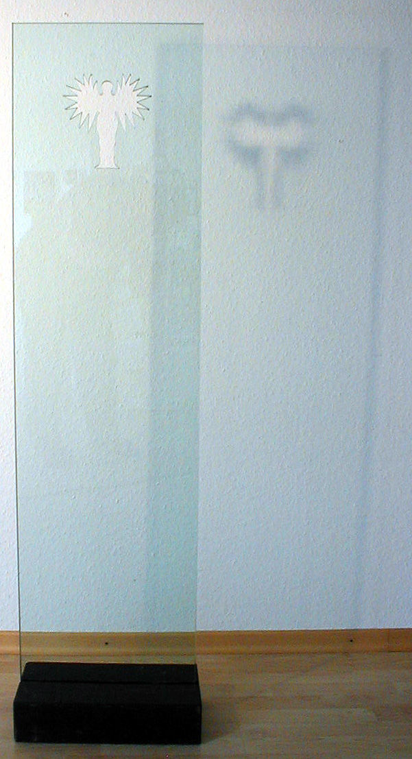 Peter Trautner: Schatten eines EngelsUmriss 1 Engels aus Glas im Holzsockel, 1,60 x 0,5 m