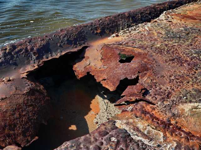 Ralf van_der_Pütten: vom Meerwasser verrostete alte Mole an der Nordsee