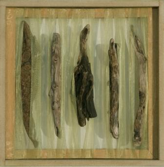 Betty Kahmann: AngeschwemmtStoff mit angeschwemmten Holzstücken 20x20