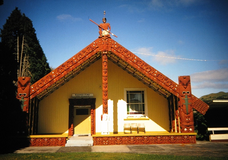 a Aabeck-Ackermann: Neuseeland - Maori Haus am SeeFotografie aus dem K?nstlerbuch Aotearoa. Mit Pinsel, Palette und Kamera durch Neuseeland. 22. Druck der Elke Rehder Presse, 2010. 100 nummerierte und signierte Exemplare.