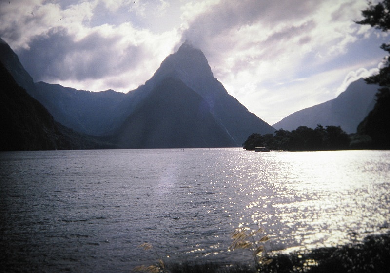 a Aabeck-Ackermann: Neuseeland Mitre PeakFotografie aus dem K?nstlerbuch Aotearoa. Mit Pinsel, Palette und Kamera durch Neuseeland. 22. Druck der Elke Rehder Presse, 2010. 100 nummerierte und signierte Exemplare.