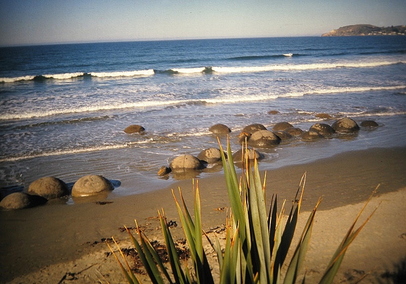 a Aabeck-Ackermann: Neuseeland Moeraki BouldersFotografie aus dem K?nstlerbuch Aotearoa. Mit Pinsel, Palette und Kamera durch Neuseeland. 22. Druck der Elke Rehder Presse, 2010. 100 nummerierte und signierte Exemplare.