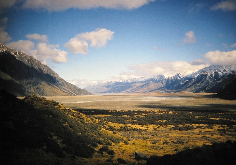 a Aabeck-Ackermann: Neuseeland Mount Cook National ParkFotografie aus dem K?nstlerbuch Aotearoa. Mit Pinsel, Palette und Kamera durch Neuseeland. 22. Druck der Elke Rehder Presse, 2010. 100 nummerierte und signierte Exemplare.