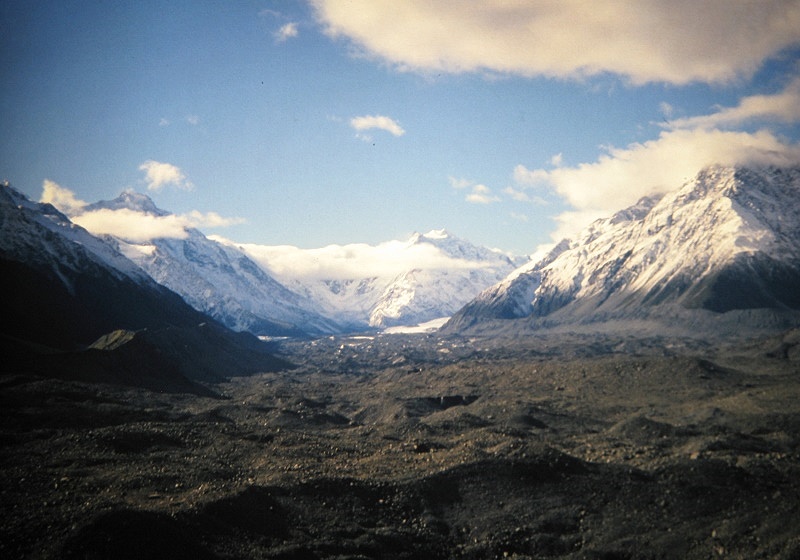 a Aabeck-Ackermann: Neuseeland Mount Cook Tasman GletscherFotografie aus dem K?nstlerbuch Aotearoa. Mit Pinsel, Palette und Kamera durch Neuseeland. 22. Druck der Elke Rehder Presse, 2010. 100 nummerierte und signierte Exemplare.