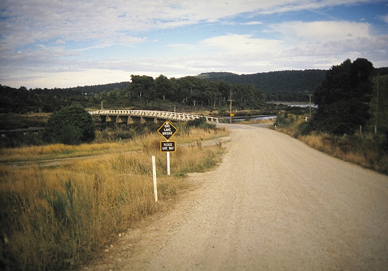 a Aabeck-Ackermann: New Zealand One Lane BridgeFotografie aus dem K?nstlerbuch Aotearoa. Mit Pinsel, Palette und Kamera durch Neuseeland. 22. Druck der Elke Rehder Presse, 2010. 100 nummerierte und signierte Exemplare.