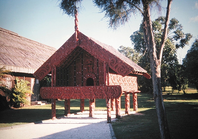 a Aabeck-Ackermann: Neuseeland - Maori VorratshausFotografie aus dem K?nstlerbuch Aotearoa. Mit Pinsel, Palette und Kamera durch Neuseeland. 22. Druck der Elke Rehder Presse, 2010. 100 nummerierte und signierte Exemplare.