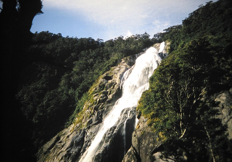 a Aabeck-Ackermann: Neuseeland - Milford WasserfallFotografie aus dem K?nstlerbuch Aotearoa. Mit Pinsel, Palette und Kamera durch Neuseeland. 22. Druck der Elke Rehder Presse, 2010. 100 nummerierte und signierte Exemplare.