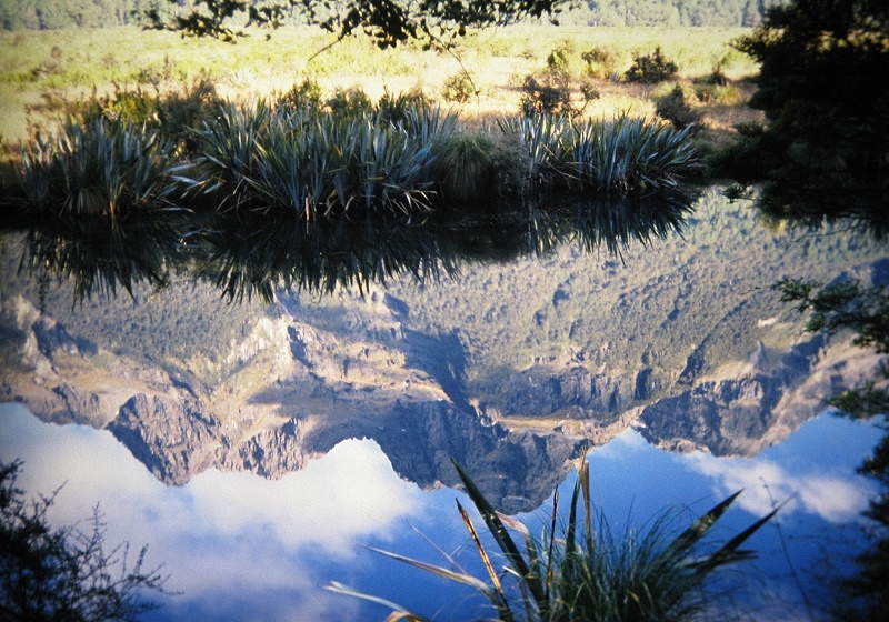 a Aabeck-Ackermann: New Zealand Mirror LakeFotografie aus dem K?nstlerbuch Aotearoa. Mit Pinsel, Palette und Kamera durch Neuseeland. 22. Druck der Elke Rehder Presse, 2010. 100 nummerierte und signierte Exemplare.