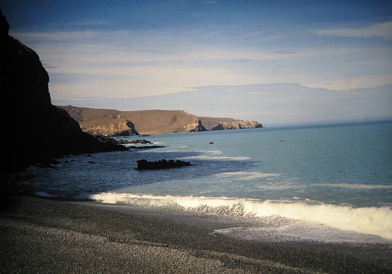 a Aabeck-Ackermann: Neuseeland - Steine in der Bucht von ChristchurchFotografie aus dem K?nstlerbuch Aotearoa. Mit Pinsel, Palette und Kamera durch Neuseeland. 22. Druck der Elke Rehder Presse, 2010. 100 nummerierte und signierte Exemplare.