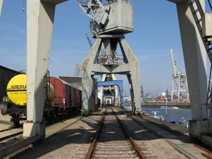 Uwe Holstein: fahrbare Hafenkr?neFotografie aus dem K?nstlerbuch Hafen Hamburg, Elke Rehder Presse, 2011