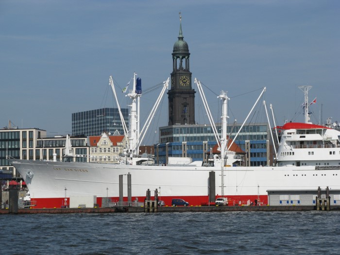 Uwe Holstein: Die Cap San Diego st?tzt den Hamburger MichelFotografie aus dem K?nstlerbuch Hafen Hamburg, Elke Rehder Presse, 2011