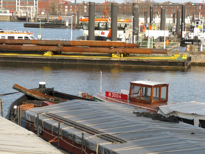 Uwe Holstein: Schuten im Hamburger HafenFotografie aus dem K?nstlerbuch Hafen Hamburg, Elke Rehder Presse, 2011