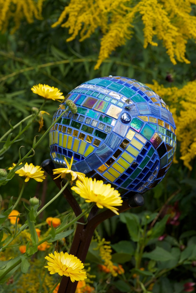 Hannelore Gassen: Sturmwind - Mosaikkunst im Garten