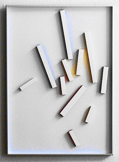 Axel Heibel: Wandobjekt  19/11/13/K2013;  dreidimensionales Objekt aus weissen, rotem, gelbem und blauem Karton unter Glas;  70,5 x 50,5 x 3,5 cm