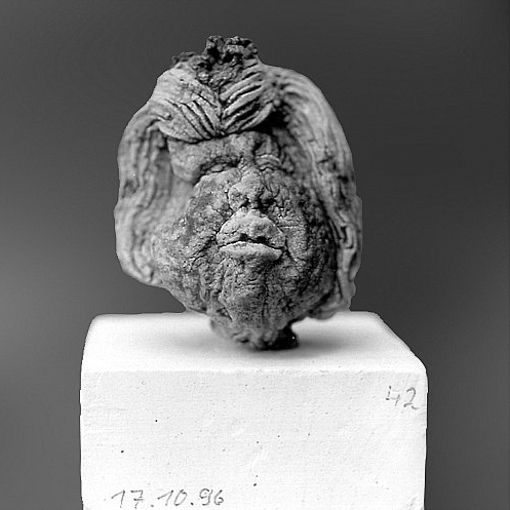 Harald_J Braun: Kopf NaturalAus der Installation Lebenslaeufe, Kartoffel getrocknet, Gipssockel (6x6cm)