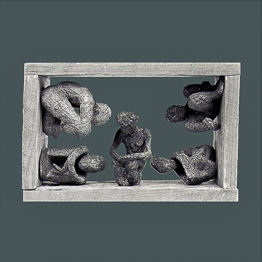Harald_J Braun: Frame IAgglomere Skulpturen, Kartoffel ~ Bronze , Die zu Beginn aus rohen Kartoffeln geschnitzten Figuren, werden nach dem Prinzip der verlorenen Form  in Bronze transformiert.  ( in einem Holzrahmen )
