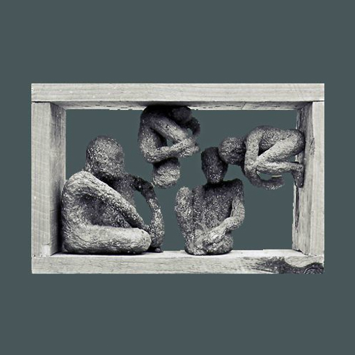 Harald_J Braun: Frame IIAgglomere Skulpturen, Kartoffel ~ Bronze , Die zu Beginn aus rohen Kartoffeln geschnitzten Figuren, werden nach dem Prinzip der verlorenen Form  in Bronze transformiert. ( in einem Holzrahmen )