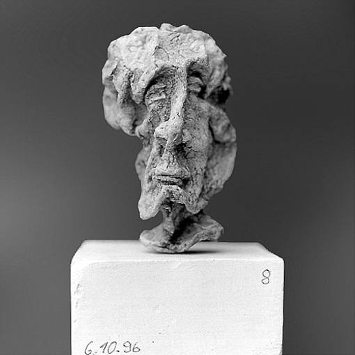 Harald_J Braun: Kopf NaturalAus der Installation Lebenslaeufe, Kartoffel getrocknet, Gipssockel (6x6cm)