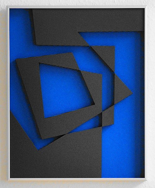 Axel Heibel: Wandobjekt  33/10/14/KObjekt aus schwarzem Karton auf blauem Wellkarton unter Glas;  50,5 x 40,5 x 3,5 cm;  2014