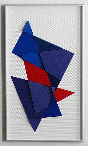 Axel Heibel: Wandobjekt  11/4/14/Kdreidimensionales Objekt aus violettem, blauem und rotem Karton;  70,5 x 40,5 x 3,5 cm;  2014      