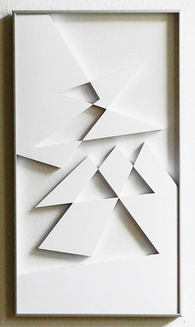 Axel Heibel: Wandobjekt  14/4/14/Kdreidimensionales Objekt aus weissem Karton auf weissem Wellkarton unter Glas; 70,5 x 40,5 x 3,5 cm; 2014