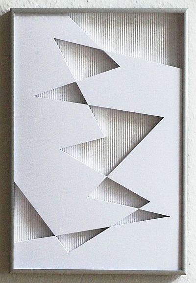 Axel Heibel: Wandobjekt  17/5/14/K dreidimensionales Objekt aus weissem Karton auf weissem Wellkarton unter Glas; 45,5 x 30,5 x 3,5 cm;  2014