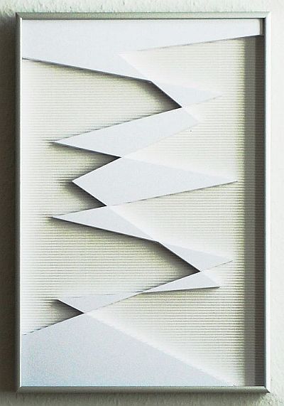 Axel Heibel: Wandobjekt  18/5/14/Kdreidimensionales Objekt aus weissem Karton auf weissem Wellkarton unter Glas; 45,5 x 30,5 x 3,5 cm; 2014