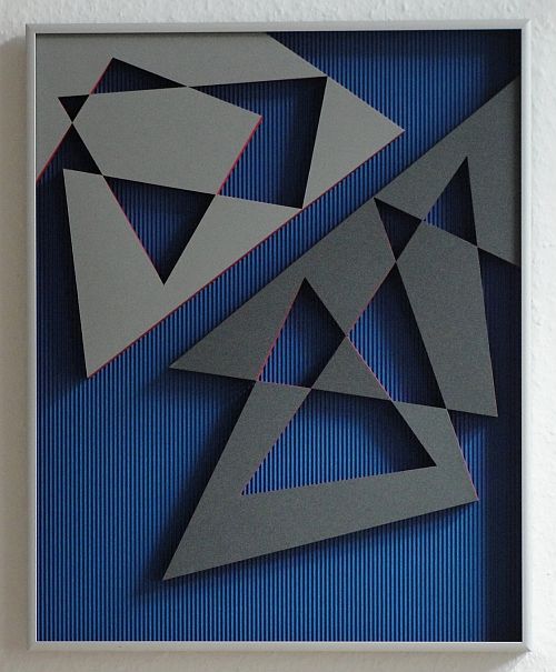 Axel Heibel: Wandobjekt  29/8/14/Kdreidimensionales Objekt aus unterschiedlich grauem und rotem Karton auf blauem Wellkarton unter Glas;  50,5 x 40,5 x 3,5 cm;  2014