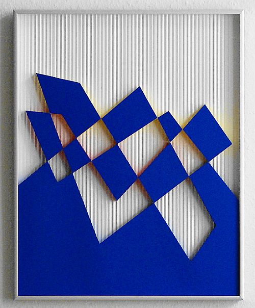 Axel Heibel: Wandobjekt  30/8/14/Kdreidimensionales Objekt aus blauem, rotem und gelbem Karton auf weissem Wellkarton unter Glas;  50,5 x 40,5 x 3,5 cm;  2014