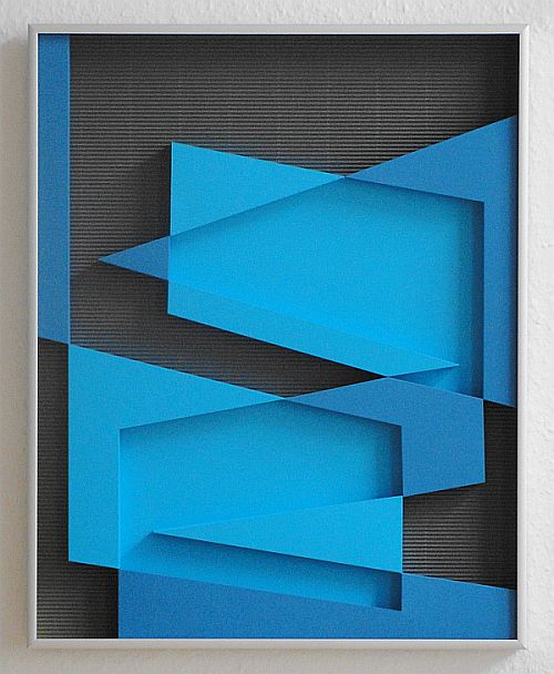 Axel Heibel: Wandobjekt  3/2/15/KObjekt aus zwei unterschiedlich blauen Kartons auf grauem Wellkarton;  50,5 x 40,5 x 3,5 cm;  2015