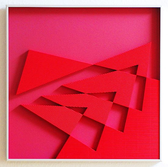 Axel Heibel: Wandobjekt  8/4/15/KObjekt aus rotem Karton und rotem Wellkarton auf rosa Karton unter Glas;  50,5 x 50,5 x 3,5 cm;  2015