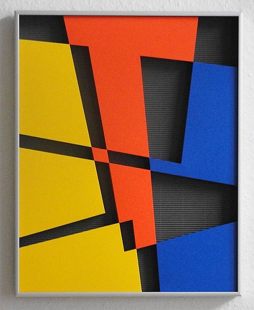Axel Heibel: Wandobjekt  5/3/15/Kdreidimensionales Objekt aus gelbem, rotem und dunkelblauem Karton auf grauem Wellkarton unter Glas; 50,5 x 40,5 x 3,5 cm; 2015