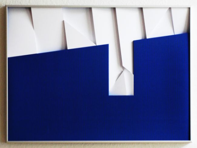 Axel Heibel: Wandobjekt  10/9/16/Kdreidimensionales Objekt aus weissem und blauem Karton unter Glas;  2016;  50,5 x 70,5 x 3,5 cm