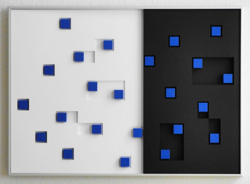 Axel Heibel: Wandobjekt  7/6/16/Kdreidimensionales Objekt aus weissem, schwarzem und blauem Karton unter Glas;  2016;  50,5 x 70,5 x 3,5 cm