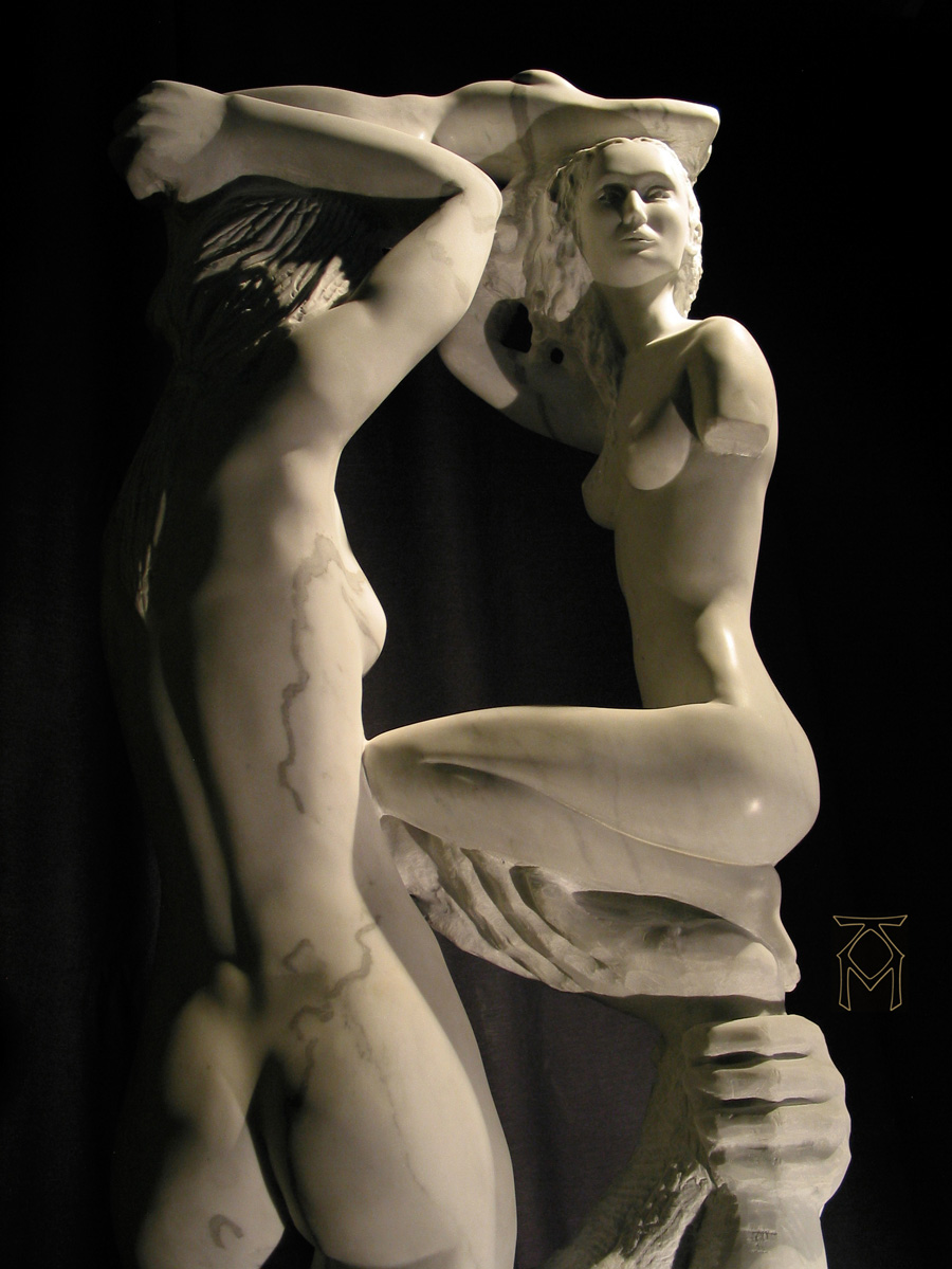 Martin K?: 3 Frauen (Ansicht 2)Skulptur aus Carrara-Marmor, 80 x 125 x 20 cm, 2008.