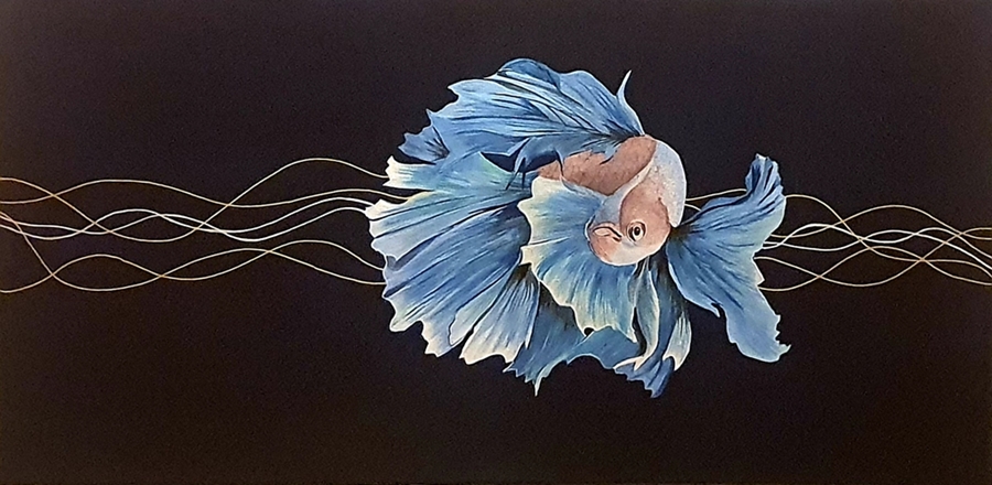 Anonciata Braun-Brinkmann: KampffischFisch auf blauem Hintergrund in Perlfarben gearbeitet 50x100cm