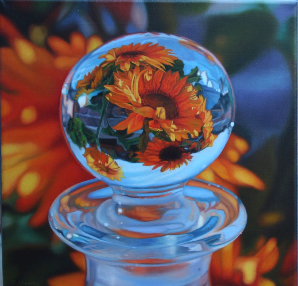 Ralf Vieweg: GlasknopfSpiegelung von Sonnenblumen im Glasknopf einer Karaffe